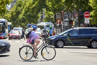 Vélos et voitures à Paris