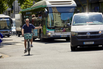 Vélos et voitures à Paris