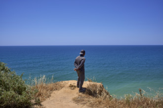 Un homme regarde la mer  en Algarve