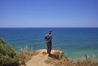 Un homme regarde la mer  en Algarve