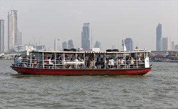 Passenger ferry crosses the river Mae Nam Chao Phraya