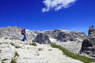 Hiker above the Bullele-Joch-Hutte and the summit of the Einser