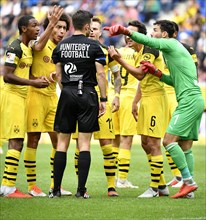 Referee Referee Harm Osmers discusses with players Borussia Dortmund 09 BVB