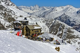 Mountain lodge Langfluh in winter
