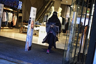 Young woman with burka shopping in Munich