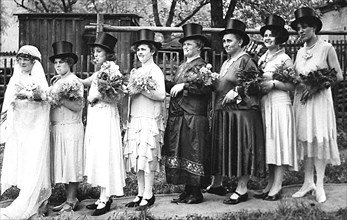 Bride with bridesmaids with cylinder