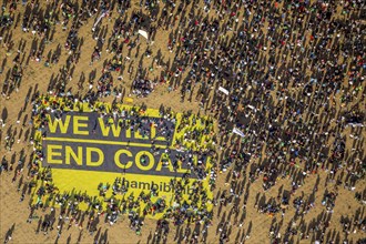 Many people on large-scale demonstration with Banner We will end coal