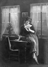 Woman reading Liebesbief