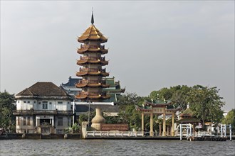 Chee Chin Khor Temple and Pagoda on the shore