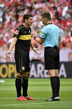 Referee Daniel Siebert admonishes Mario Gomez VfB Stuttgart Gestik