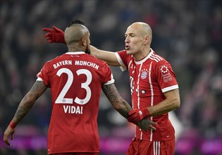 Arturo Vidal (left) discusses with Arjen Robben of FC Bayern Munich