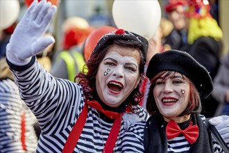 Two women in disguise at the Mohnenumzug