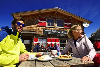 Hikers pause on the Bullele Joch hut