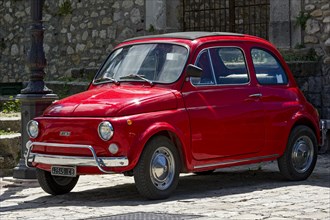 Red FIAT Nuova 500 L