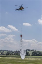 Helicopter empties water tank for precise fire extinguishing