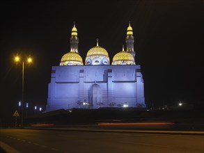 Night view of the Mohammed Al Ameen Mosque with minaret
