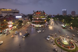 Street action at night time at the Dinh Tien Hoang