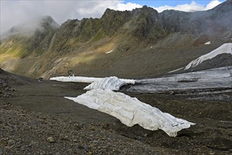 Covering of glacier ice with white plastic fleece to reduce glacier shrinkage in summer