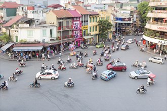 Street action at the Dinh Tien Hoang