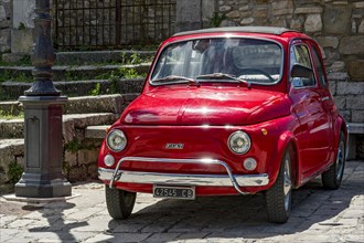 Red FIAT Nuova 500 L