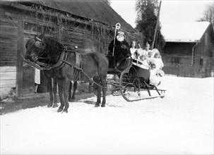 Nikolaus with sledge and children ca. 1929