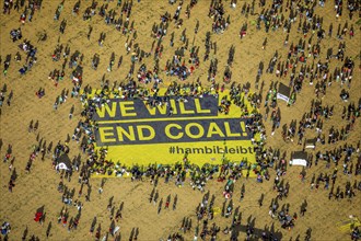 Many people on large-scale demonstration with Banner We will end coal