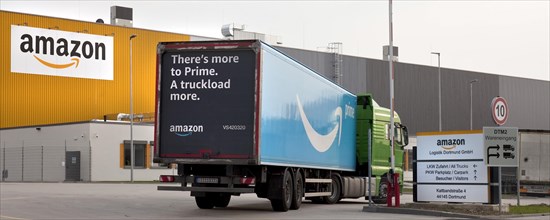 Amazon Prime Truck drives to the Amazon Logistics Center DTM2