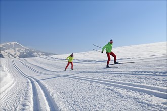 Cross-country skiers on the Penningberg with a view of the Hohe Salve