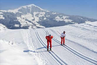 Cross-country skiers on the Penningberg with a view of the Hohe Salve