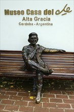 Sculpture of Ernesto Che Guevara sitting on a park bench