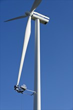 Maintenance platform on a wind turbine