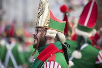 Carnivalist in green uniform