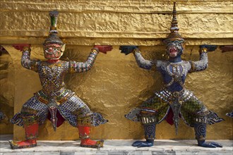 Guardian figures at the golden Chedi