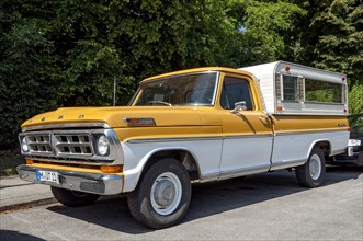 Oldtimer Ford F100 Styleside Sport Custom pickup truck with camping body