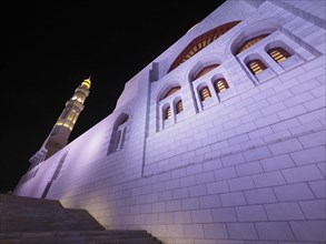 Night view of the Mohammed Al Ameen Mosque with minaret