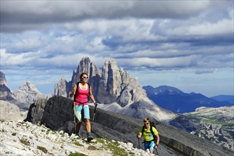 Hikers on the ascent from the Prato Piazza to the summit of the Durrenstein