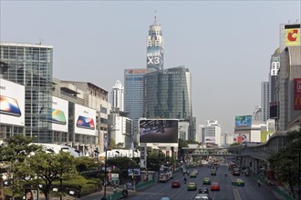 Car traffic on Ratchadamri Road