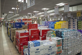 Pallets with sanitary ware in a supermarket