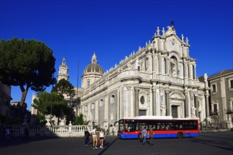 Piazza del Duomo with city bus