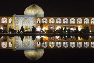 Masjed-e Sheikh Lotfollah or Sheikh Lotfollah Mosque at night