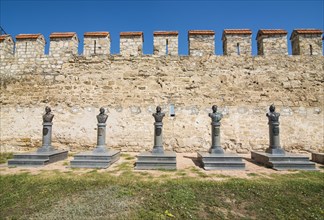 Heros statues before the Bender fortress