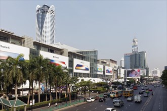 Car traffic on Ratchadamri Road