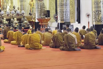 Monks praying at Wat Chedi Luang
