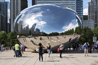 Mirroring sculpture Cloud Gate