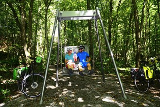 Swing at the Vils with cyclists