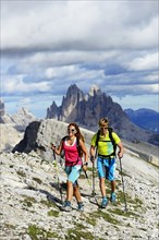 Hikers on the ascent from the Prato Piazza to the summit of the Durrenstein