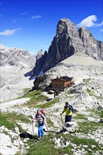 Hikers above the Bullele-Joch-Hutte and the summit of the Einser