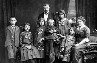 Family with many children ca. 1910