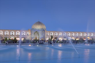 Dome of Lotfollah mosque and fountains in the pool