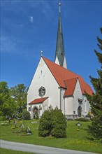 Church Maria-Himmelfahrt with soldiers' graves from the Second World War